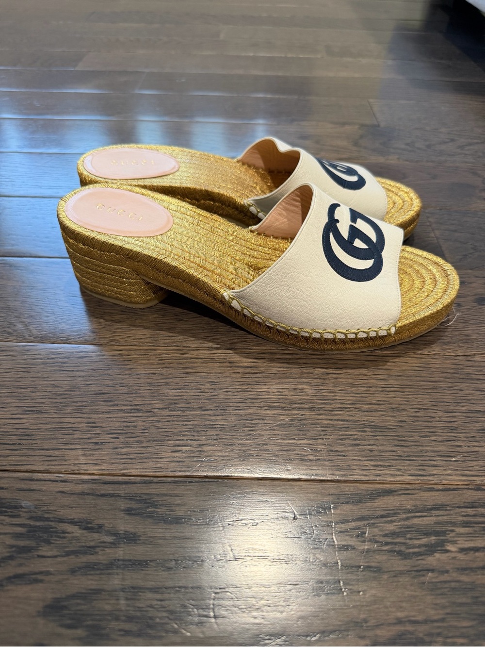 Gucci Cream Leather Slide Sandals with Black GG and Gold Raffia Wedge - Picture 3 of 4
